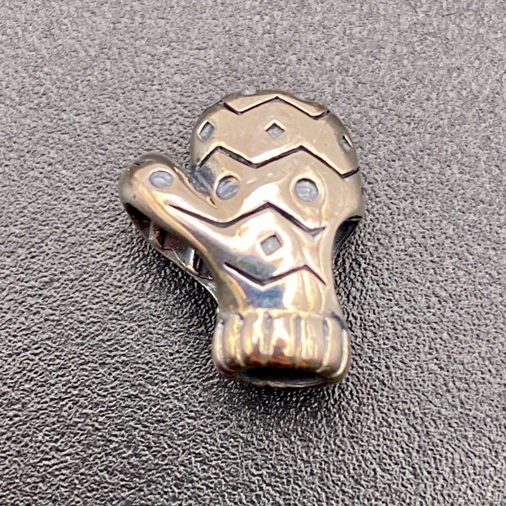 Authentic Chamilia mitten charm retired NWT